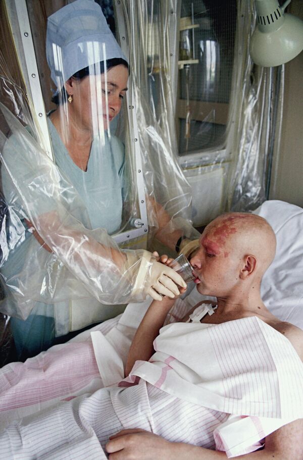 モスクワの病院で治療を受ける男性。男性は事故発生直後、原発で発生した火事の消火活動にあたった（1986年5月30日） - Sputnik 日本
