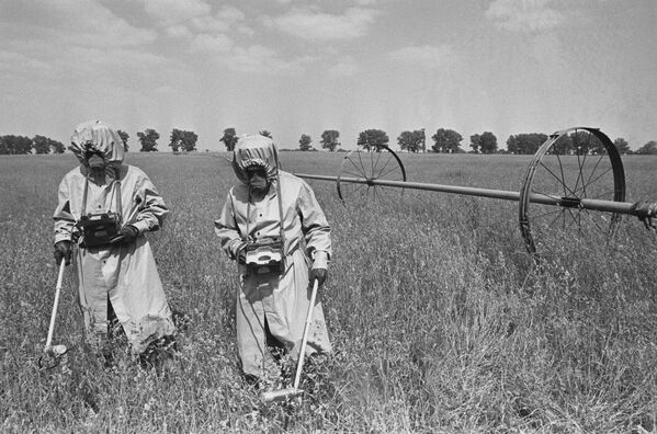 原発周辺の田畑で、防護服姿で放射線量を測定する線量測定士（1986年4月7日） - Sputnik 日本