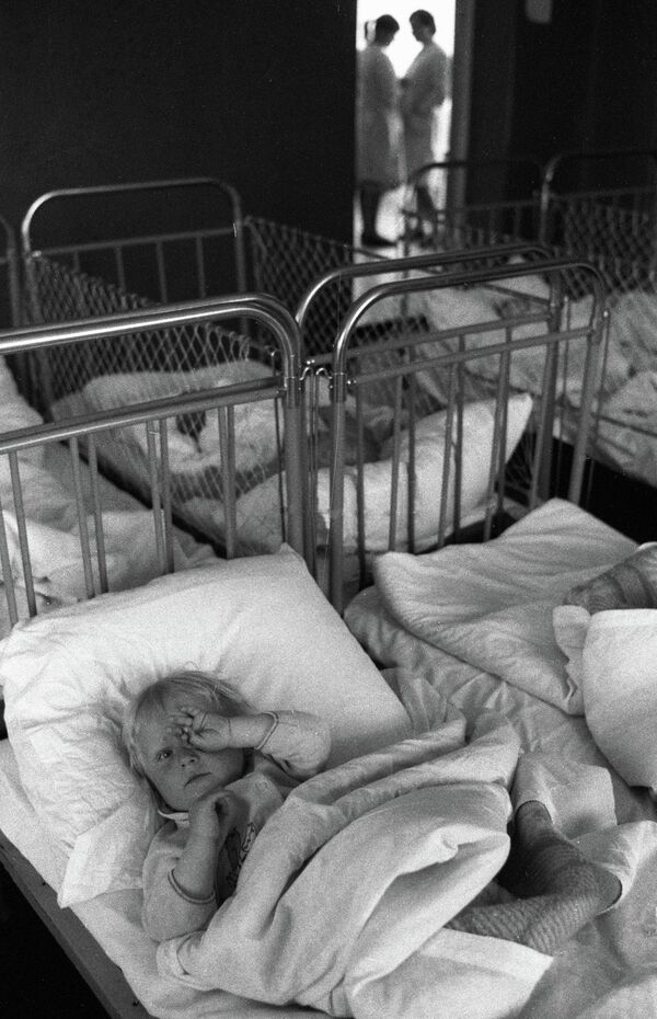 避難先の幼稚園で眠る子ども（1987年3月20日） - Sputnik 日本