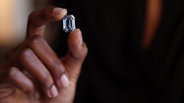 サザビーズがオークション前に公開したブルーダイヤモンド「デビアス・カリナン・ブルー」。米ニューヨークにて。 - Sputnik 日本