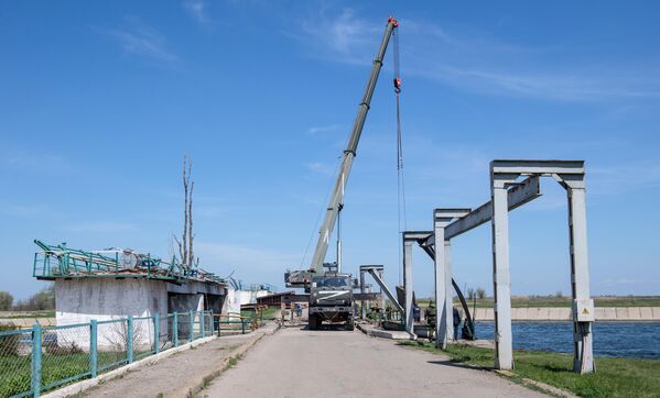 破壊された北クリミア運河の道路橋の再建作業をおこなうロシア南軍管区・第11独立親衛工兵旅団（ウクライナ・ヘルソン州、25日） - Sputnik 日本