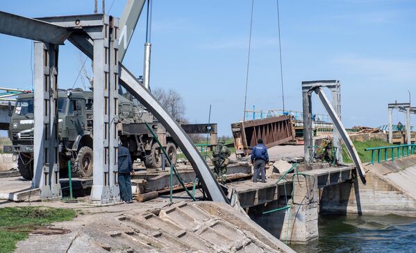 破壊された北クリミア運河の道路橋の再建作業をおこなうロシア南軍管区・第11独立親衛工兵旅団（ウクライナ・ヘルソン州、25日） - Sputnik 日本