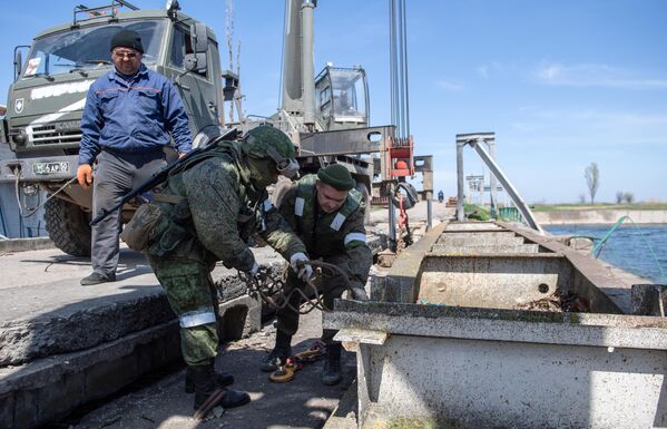 北クリミア運河周辺を警備するロシア南軍管区・第11独立親衛工兵旅団の団員（ウクライナ・ヘルソン州、25日） - Sputnik 日本