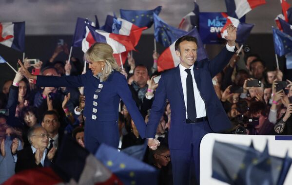 大統領選挙で再選を果たした現職のエマニュエル・マクロン大統領と妻のブリジット夫人（フランス・パリ、24日） - Sputnik 日本