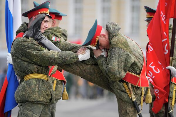 対独戦勝記念日のパレードの予行練習前、ウォームアップをする兵士ら（ロシア・サンクトペテルブルク、26日） - Sputnik 日本
