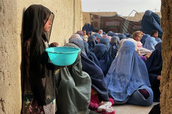 ラマダン（断食月）の期間中、慈善団体から食料品の配布を待つ人々（アフガニスタン・カンダハール、27日） - Sputnik 日本