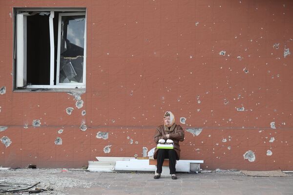 クリーチ（正教会の復活祭に食べるパン）を持って座る女性（ドネツク人民共和国・マリウポリ、24日） - Sputnik 日本