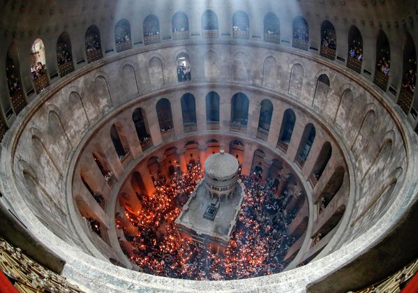 聖墳墓教会で行われた復活祭の「聖火の奇跡」で、イエス・キリストが埋葬されているとされる墓の周りに集まる正教徒ら（イスラエル・エルサレム、23日） - Sputnik 日本