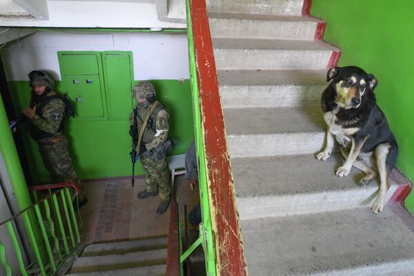 マンションの階段の踊り場に立つロシア軍兵士ら（ルガンスク人民共和国・ルベージュノエ、26日） - Sputnik 日本
