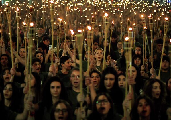 オスマン帝国末期に起きたアルメニア人虐殺を追悼するため、通りを行進する人々（アルメニア・エレバン、24日） - Sputnik 日本