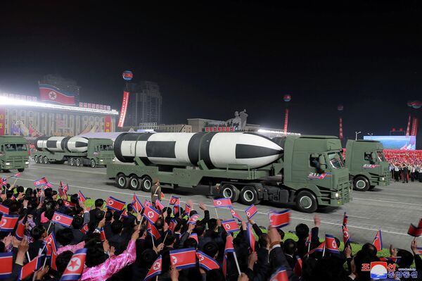 金日成広場で行われた軍事パレードに登場した、ミサイルを運ぶ軍用車両（北朝鮮・平壌、25日） - Sputnik 日本
