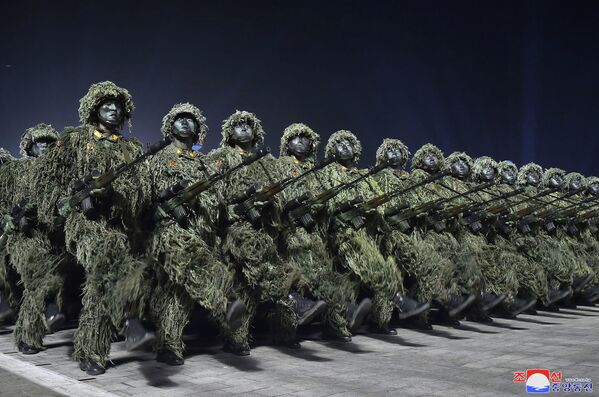 金日成広場で行われた軍事パレードで行進する兵士ら（北朝鮮・平壌、25日） - Sputnik 日本