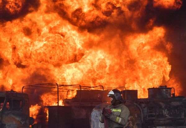 石油貯蔵施設で消火活動にあたる非常事態省の消防隊員（ドネツク人民共和国・マケエフカ、4日） - Sputnik 日本