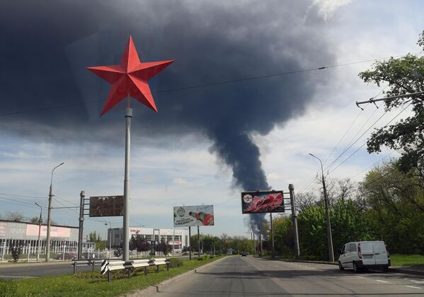 火災が発生した石油貯蔵施設から立ち上る煙の柱（ドネツク人民共和国・マケエフカ、4日） - Sputnik 日本