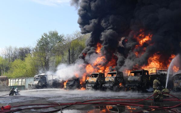 石油貯蔵施設で消火活動にあたる非常事態省の消防隊員（ドネツク人民共和国・マケエフカ、4日） - Sputnik 日本