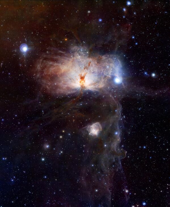 オリオン座にある「炎星雲（NGC 2024）」。画像中央下に「反射星雲（NGC2023）」が、右下に「馬頭星雲（IC434）」の輝きが映る - Sputnik 日本
