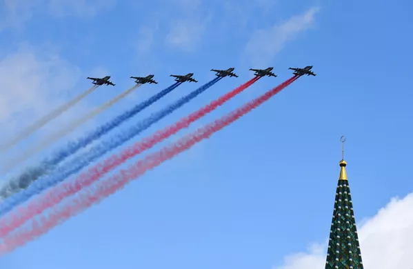 ロシア国旗の3色を描く6機のSu-25攻撃機（ロシア・モスクワ、4日） - Sputnik 日本