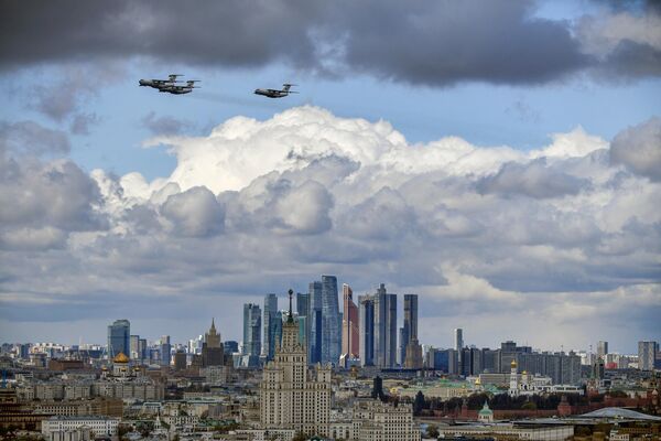 航空ショーの予行演習で、モスクワ市上空を飛行するIl-76MD大型ジェット輸送機（ロシア・モスクワ、4日） - Sputnik 日本
