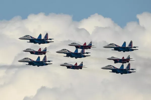 航空ショーの予行演習に参加した空軍の展示飛行チーム「ロシアの勇者たち」「ストリージ（アマツバメ）」のMiG-29・Su-30SM戦闘機（ロシア・モスクワ、4日） - Sputnik 日本