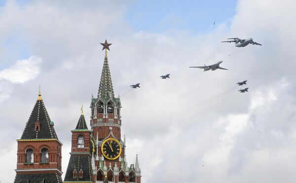 航空ショーの予行演習で、赤の広場上空を飛行するIl-78空中給油機、Tu-160戦略爆撃機、MiG-31BM迎撃戦闘機（ロシア・モスクワ、4日） - Sputnik 日本