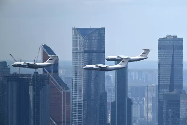 航空ショーの予行演習で、ビジネスセンター「モスクワシティ」上空を飛行するIl-76MD大型ジェット輸送機（ロシア・モスクワ、4日） - Sputnik 日本