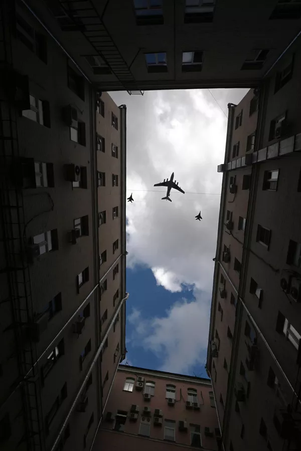 航空ショーの予行演習で、赤の広場上空を飛行するIl-78空中給油機（ロシア・モスクワ、4日） - Sputnik 日本