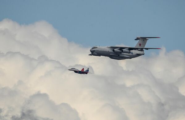 航空ショーの予行演習に参加したIl-78空中給油機と展示飛行チーム「ロシアの勇者たち」のMiG-29戦闘機（ロシア・モスクワ、4日） - Sputnik 日本