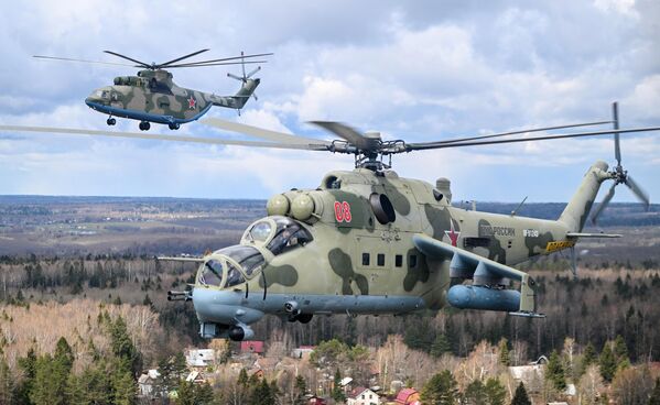 航空ショーの予行演習に参加したMi-26大型輸送ヘリコプターとMi-24攻撃ヘリコプター（ロシア・モスクワ、4日） - Sputnik 日本