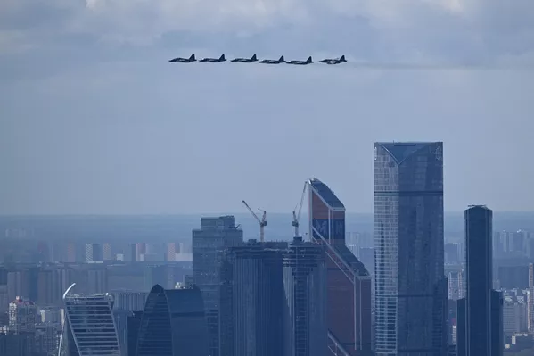 航空ショーの予行演習で、ビジネスセンター「モスクワシティ」上空を飛行する6機のSu-25攻撃機（ロシア・モスクワ、4日） - Sputnik 日本