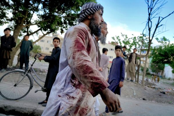 爆発が起きたモスク周辺を歩く礼拝者（アフガニスタン・カブール、29日） - Sputnik 日本