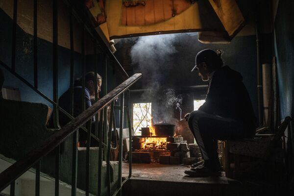 階段の踊り場で料理する地元住民（ウクライナ・マリウポリ、2日） - Sputnik 日本