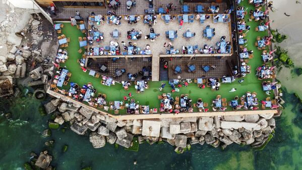 ラマダン終了を祝う「イド・アル＝フィトル」で、海辺のレストランを訪れる市民（パレスチナ自治区・ガザ地区、3日） - Sputnik 日本