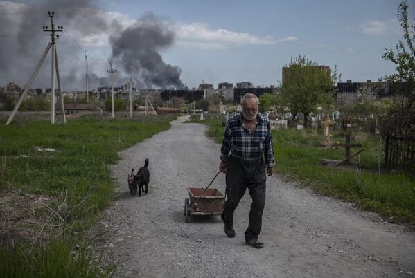 アゾフスタリ製鉄所周辺を歩く男性（ウクライナ・マリウポリ、2日） - Sputnik 日本