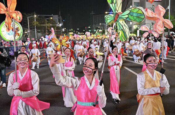 釈迦の誕生を祝う行事「燃灯会（ヨンドゥンフェ）」のパレードに参加する市民（韓国・ソウル、30日） - Sputnik 日本