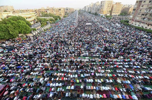ラマダン終了を祝う「イド・アル＝フィトル」初日、礼拝を行うイスラム教徒（エジプト・カイロ、2日） - Sputnik 日本