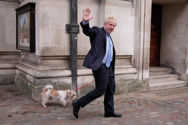 統一地方選挙の投票を終え、愛犬のディリンと帰宅するボリス・ジョンソン首相（英ロンドン、5日） - Sputnik 日本