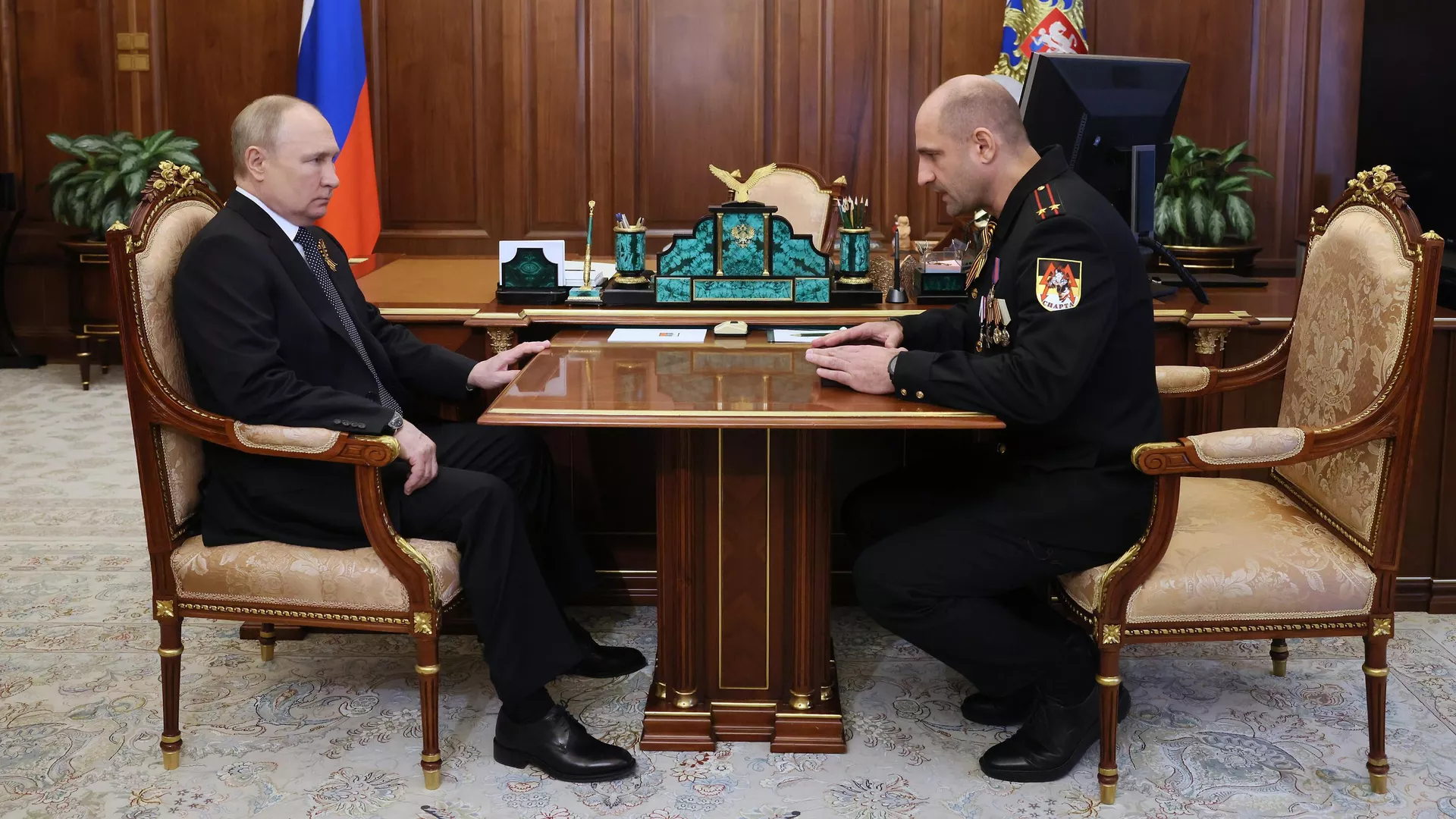 プーチン大統領はドンバスで死亡した「スパルタ」大隊のウラジーミル・ジョガ司令官の父親、アルチョーム・ジョガさんと面会
