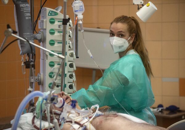 総合病院で新型コロナウイルス患者の治療にあたる看護師（チェコ・プラハ、2022年1月26日） - Sputnik 日本