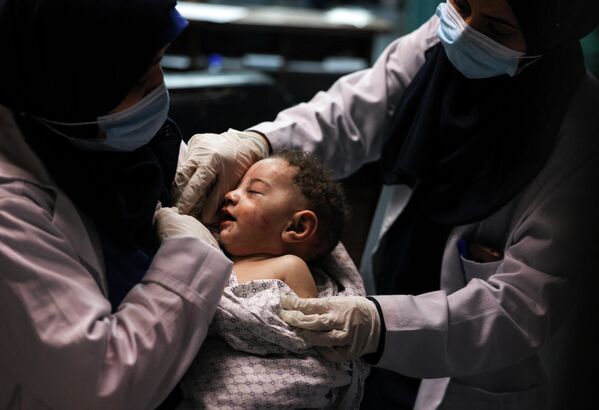 がれきの下から生還した子どもを抱きかかえる看護婦（パレスチナ自治区・ガザ地区ガザ市、2021年5月15日） - Sputnik 日本