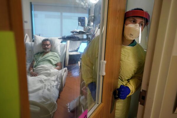 新型コロナウイルス患者の隔離室から出る正看護師（米ニューハンプシャー州・レバノン、2022年1月3日） - Sputnik 日本