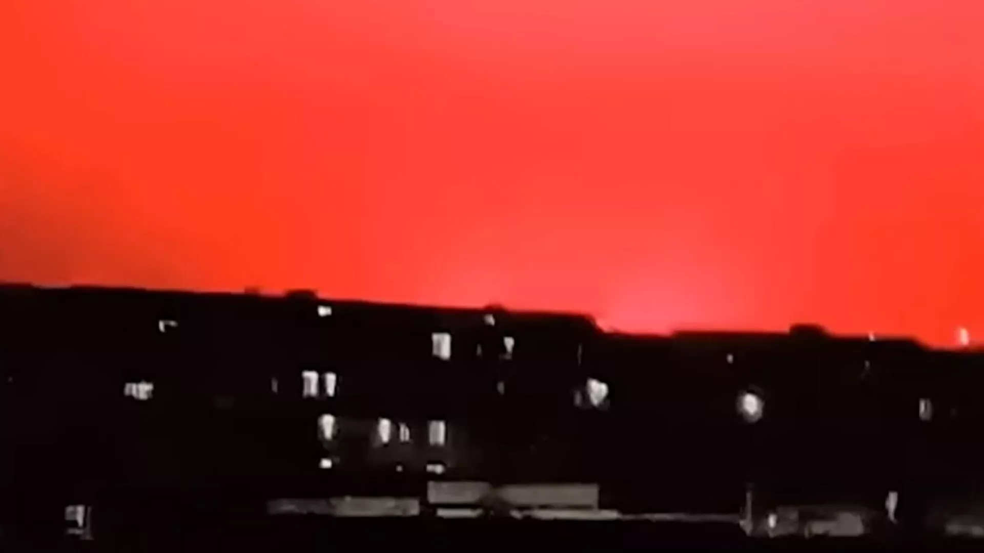 Night sky turns blood red in Chinese city