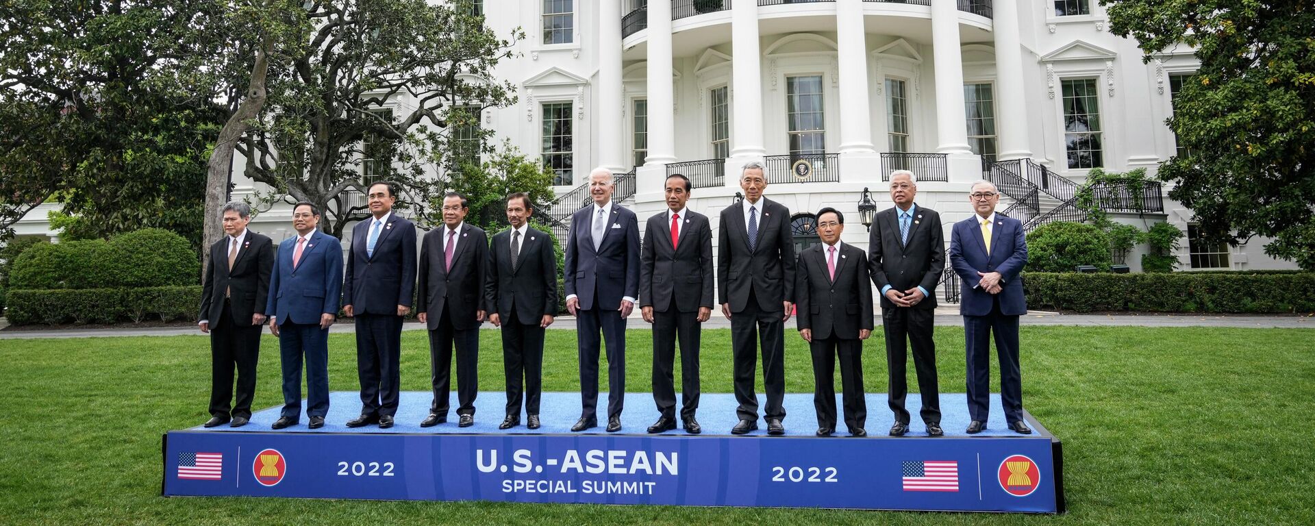 ホワイトハウスの外で撮影される米大統領と米国・ASEAN首脳会議の参加者 - Sputnik 日本, 1920, 13.05.2022