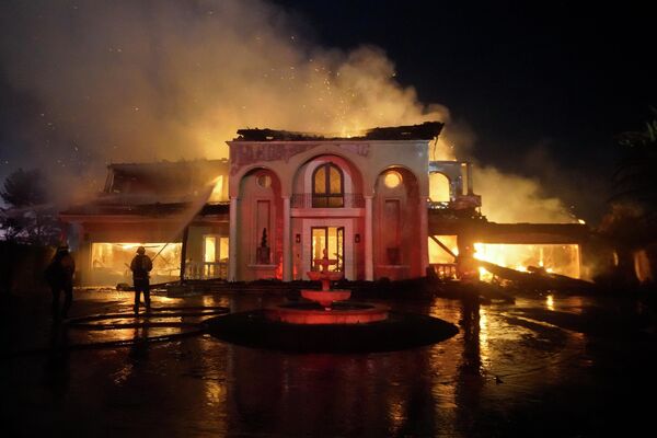 山火事の火が燃え移った民家の消火活動を行う消防隊員（米カリフォルニア州・ラグナニゲル、11日） - Sputnik 日本