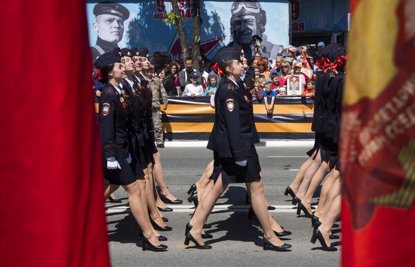 戦勝記念日の軍事パレードで行進する参加者（ロシア・クリミア共和国シンフェロポリ、9日） - Sputnik 日本