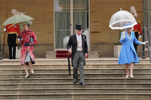 （左から）バッキンガム宮殿で開催されたロイヤルガーデンパーティーに出席したアン王女、チャールズ皇太子、カミラ夫人（英ロンドン、11日） - Sputnik 日本