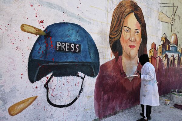 ガザ市で射殺されたアルジャジーラの記者シェリーン・アブ・アクレ氏の壁画を描くアーティスト（パレスチナ自治区・ガザ地区、12日） - Sputnik 日本