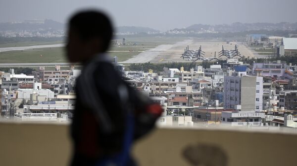 A child looks at the U.S. Marine Corps Futenma Air Station and the surrounding area from an observation deck at a park in Ginowan, Okinawa Prefecture on southern Japan. - Sputnik 日本
