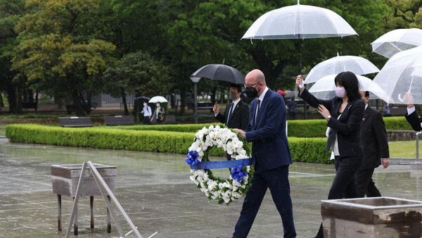 広島市の平和公園で献花するミシェル大統領 - Sputnik 日本