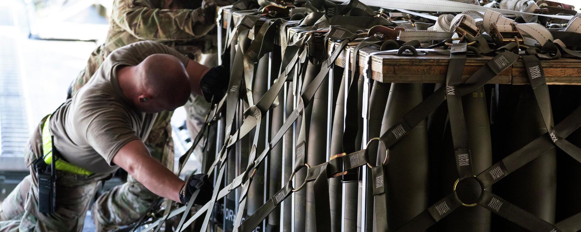 Погрузка боеприпасов для отправки на Украину на базе ВВС США Дувр - Sputnik 日本, 1920, 17.05.2022