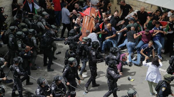 「アルジャジーラ」記者葬儀の参列者を追う払うイスラエル警察 - Sputnik 日本